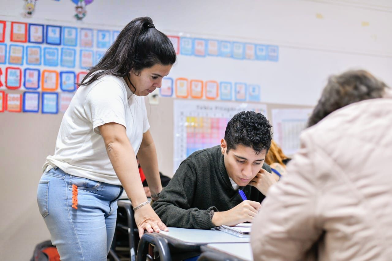 Acompañan a adolescentes con apoyo pedagógico y talleres