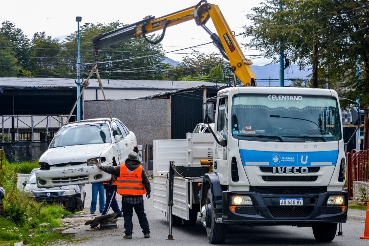 La Secretaría de Ambiente retira chatarra de la vía pública 