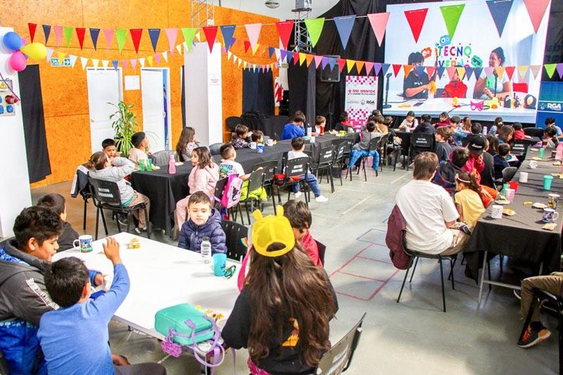 Más de dos mil jóvenes fusionan juego y aprendizaje digital