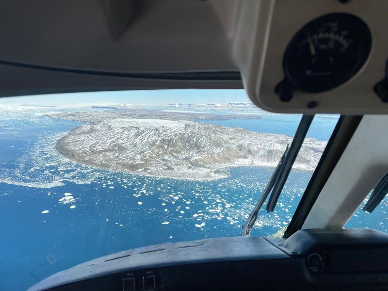 Histórico primer vuelo comercial de Ushuaia a la base Petrel