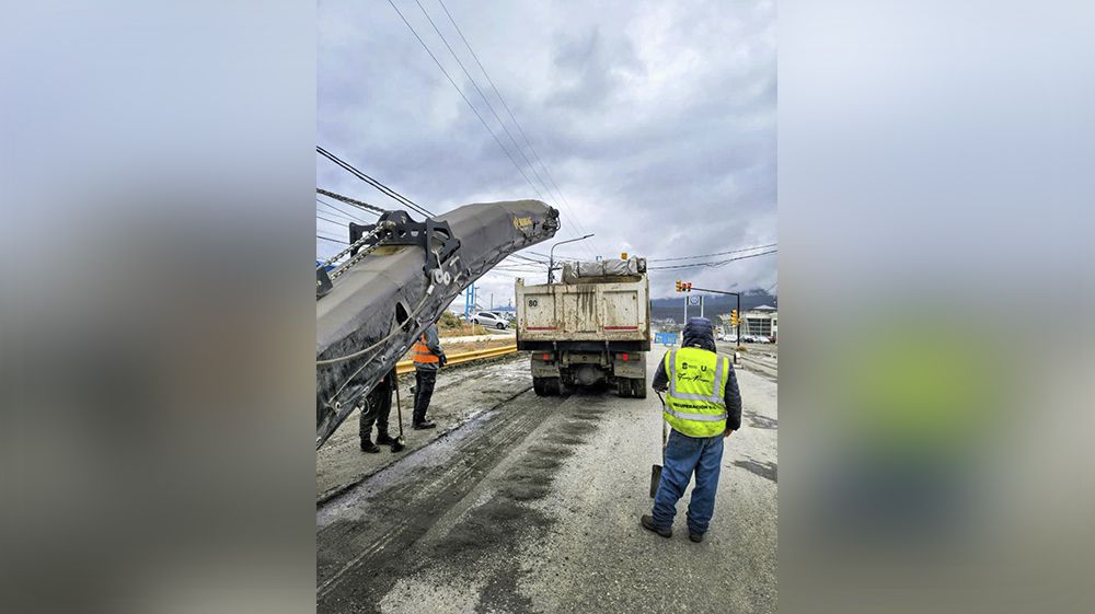 Avanzan los trabajos de repavimentación en avenida Héroes de Malvinas