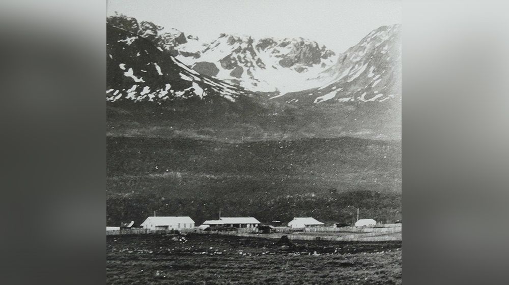 Una yámana es golpeada por un peón por negarse a tener sexo