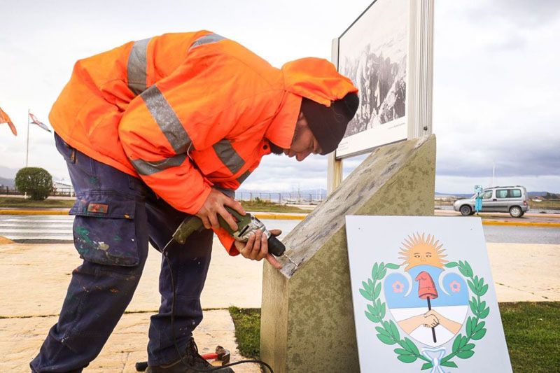 La Municipalidad renovó los escudos en la plaza Malvinas 