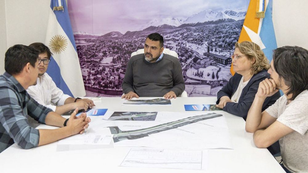 Vuoto firmó el inicio de obra de la avenida Perito Moreno 