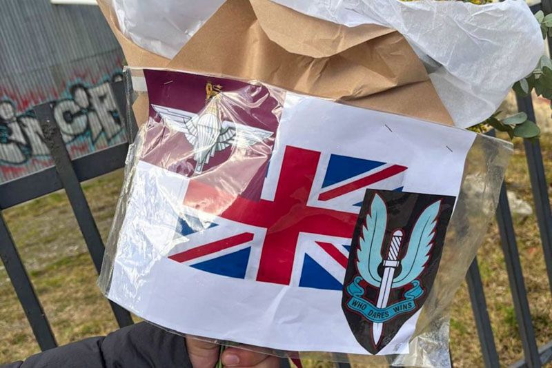 Repudio a la colocación de ofrendas con símbolos británicos 