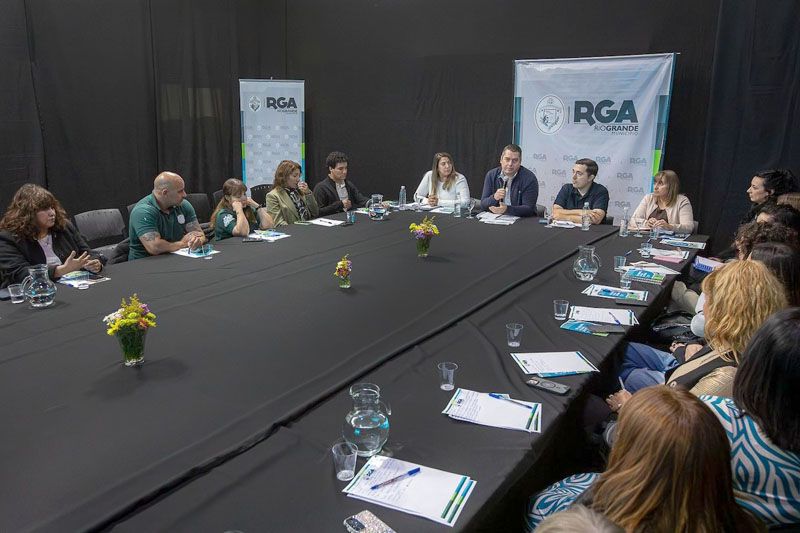 Consolidan agenda conjunta para acompañar a las juventudes