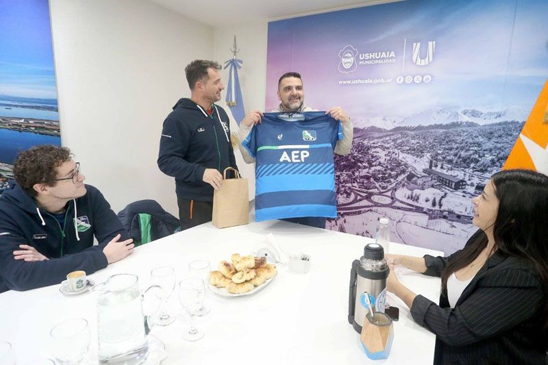 Vuoto recibió al Club AEP y al seleccionado femenino Sub 16 de vóley antes la presentación en la Liga Sur