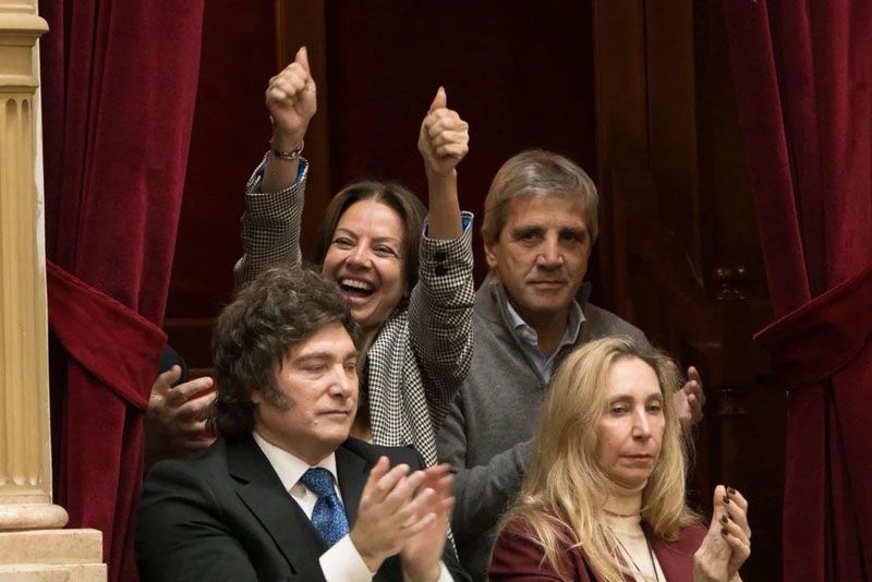 El show de Milei para bancar a Adorni