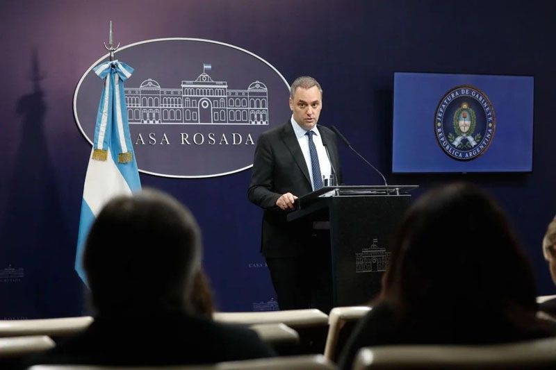 Adorni volvió a las conferencias de prensa con tono moderado