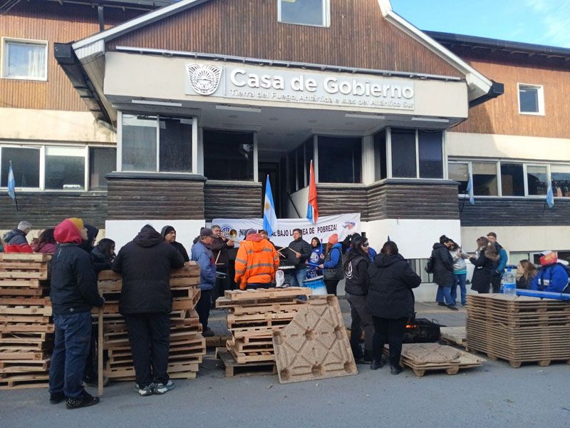 Pago de salarios en duda por protesta en Casa de Gobierno 