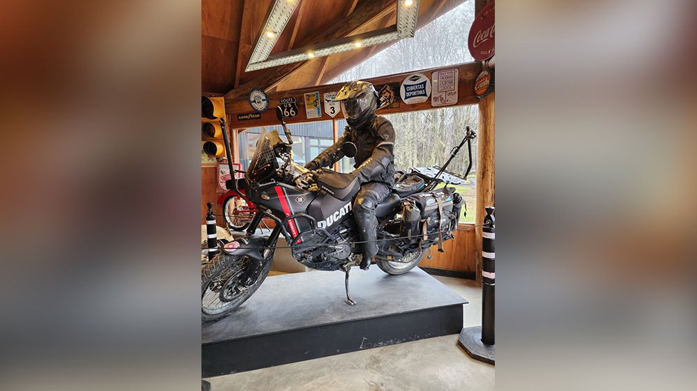 La moto de Charly Sinewan ya se exhibe en Ushuaia