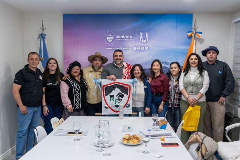 Vuoto recibió a integrantes de Retoño Fueguino que organizan su peña aniversario