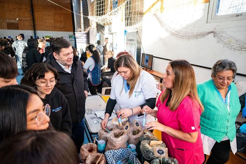 La Feria de Salud Integral reunió a jóvenes, profesionales y vecinos en una jornada de debate y concientización