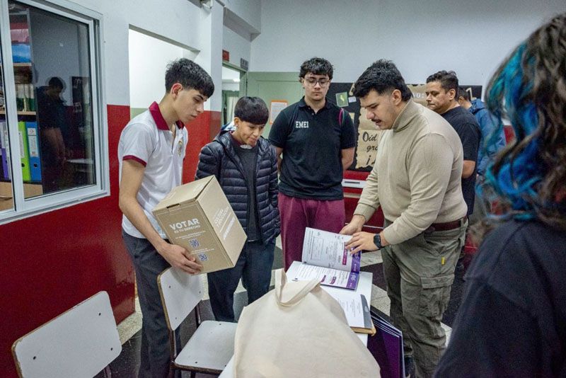 El Municipio entregó kits electorales a centros de estudiantes de Ushuaia