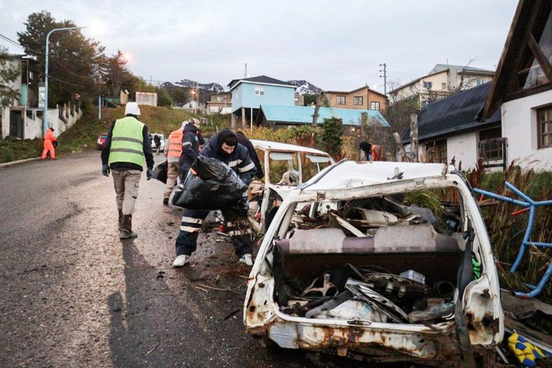 El Municipio retiró nuevos vehículos abandonados en Bahía Golondrina