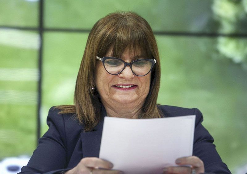 Bullrich marca la cancha e incomoda a Karina y a los Menem