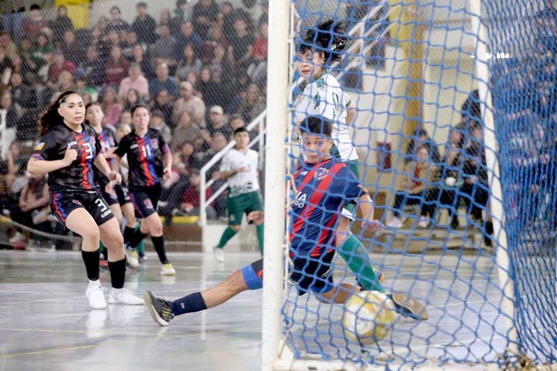 Camioneros y Las Cuervas festejaron en las finales del Apertura