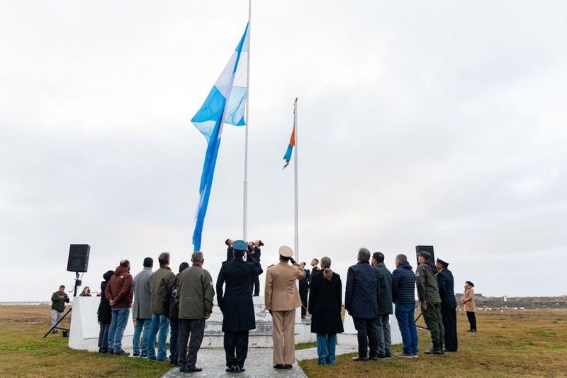 Con izamientos simultáneos se celebró el Día de la Bandera 
