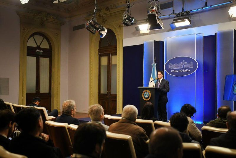 El Gobierno dice que Adorni renunció “por cuestiones personales”