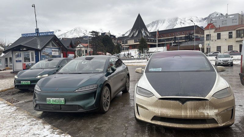 Tres autos chinos en el hielo de Ushuaia  