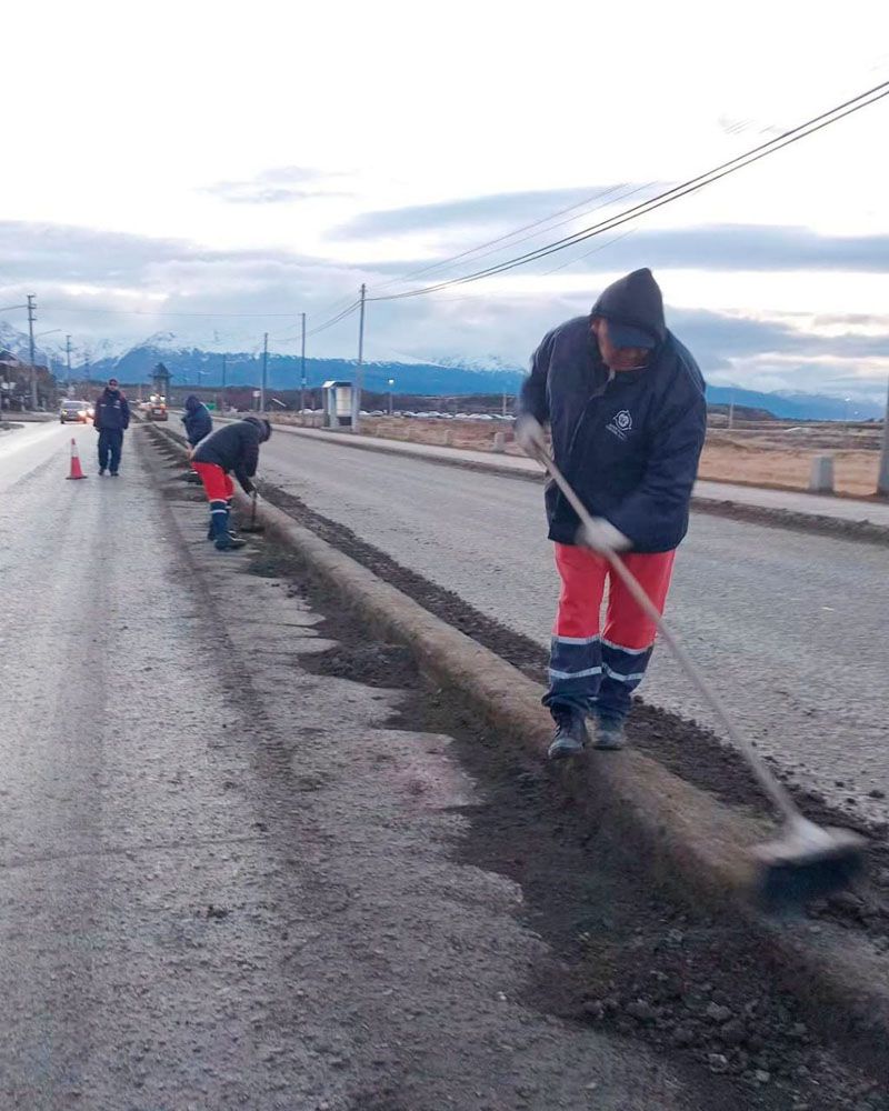La Municipalidad coordinó trabajos de despeje y limpieza de cordones cuneta
