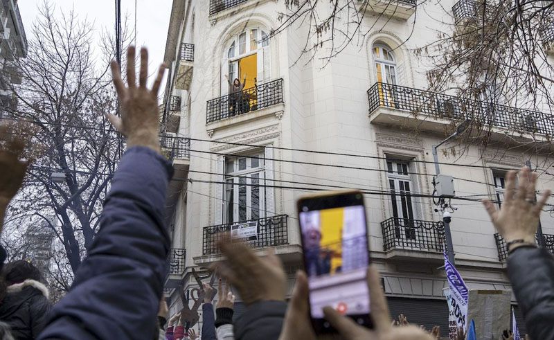 Embargan el departamento donde Cristina cumple prisión domiciliaria