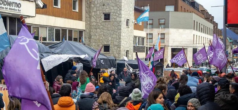 Comerciantes advierten por el impacto del acampe del SUTEF