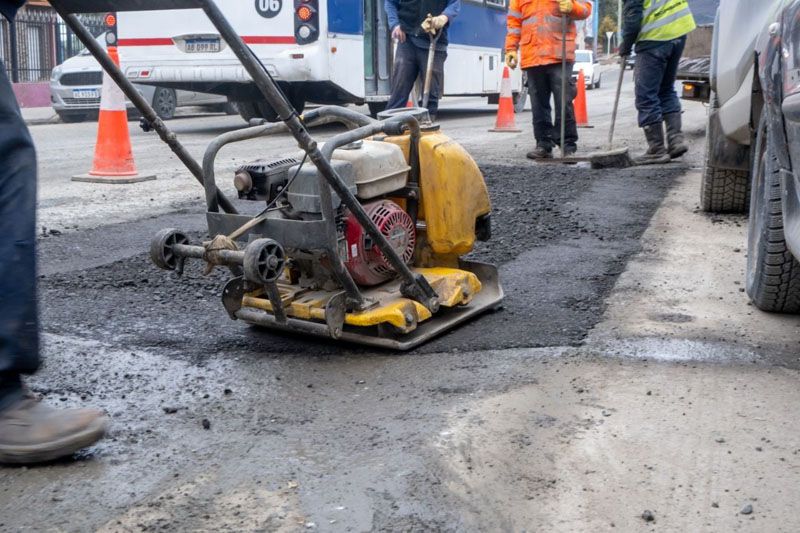 Intensifican el bacheo provisorio en las calles principales