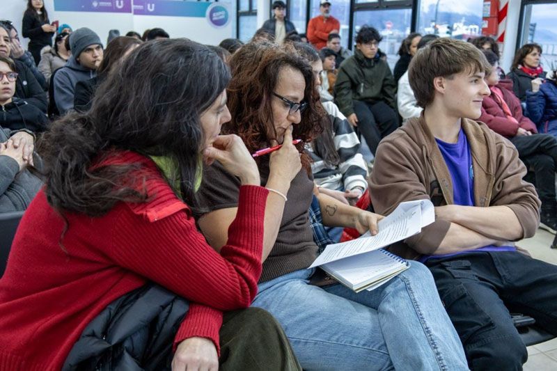 Firman acuerdos para acompañar a los estudiantes secundarios 