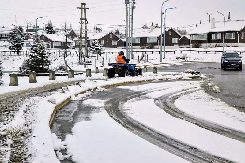Intensifican las labores de despeje de nieve y limpieza de veredas 