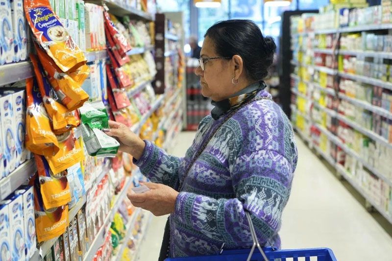 Alimentos y servicios se volvieron a encarecer en dólares