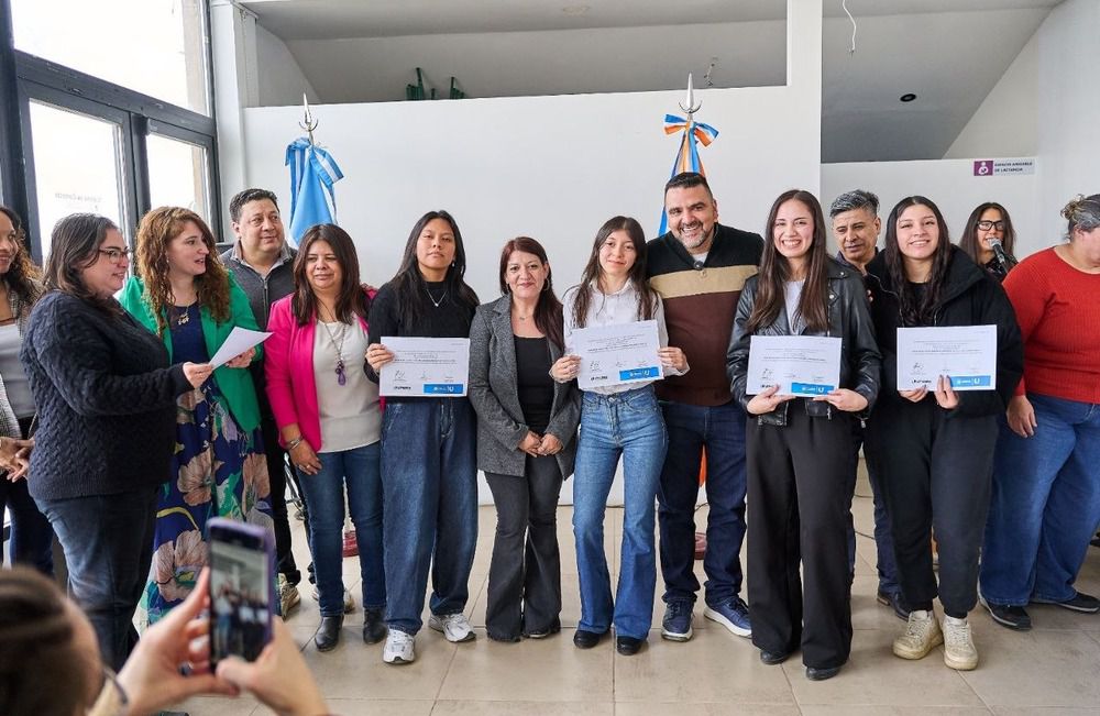 Un total de 105 mujeres recibieron sus certificados de capacitación en oficios